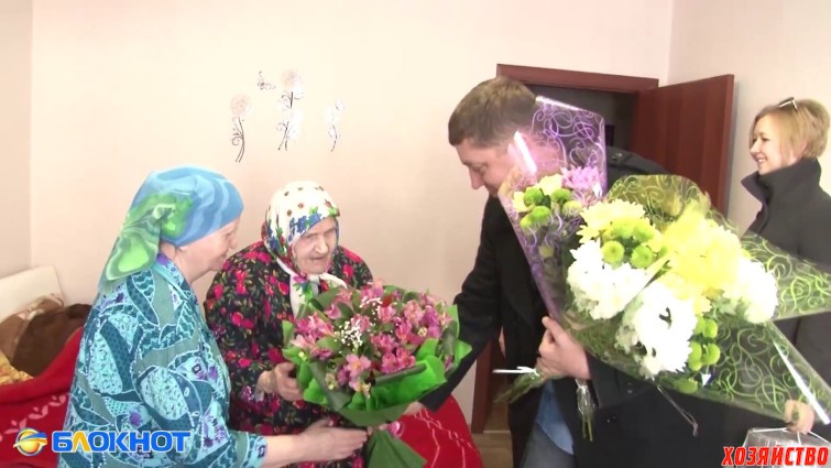 Олег Пахолков поздравляет 106 летнюю жительницу Волгодонска с 8 Марта.jpeg