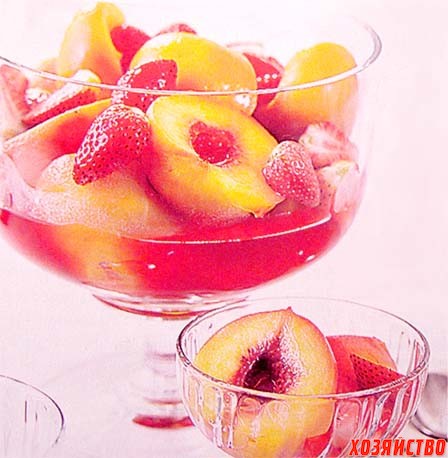 Десерт с персиками и водкой