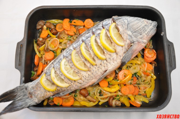 Карп запеченный с овощами. Карп с овощами в духовке. Рыба на овощной подушке. Рыба запеченная на овощной подушке. Рыба запеченная на овощной подушке в духовке.