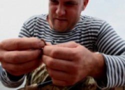Зачем рыбаки на червя плюют