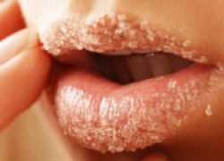 Как лечить трещину на губе
