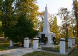 С братских могил в Воронеже исчезают красные звезды