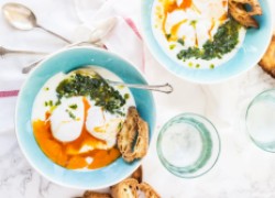 Турецкий рецепт к воскресному завтраку: яйца-пашот с пряной заправкой