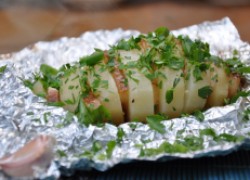 Картошка-гармошка с беконом, приготовленная на углях от Олега Пахолкова. ВИДЕО