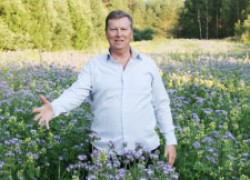 Олег Анатольевич Нилов - страстный садовод и пасечник