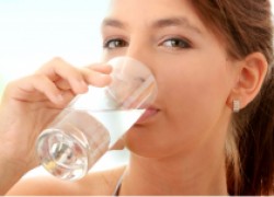 Девушкам помогает кардинально похудеть питьевая вода