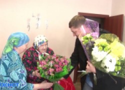 С Международным женским днем 106-летнюю читательницу газеты  «Хозяйство» поздравил главред Олег Пахолков. ВИДЕО