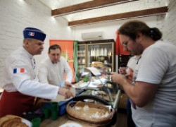 В обычной русской деревне научились делать настоящий французский сыр