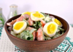Весенний салат со щавелем и перепелиными яйцами