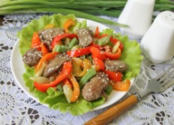 Теплый салат с овощами и куриными мощами