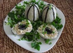 Салат с тунцом, рисом и яйцом