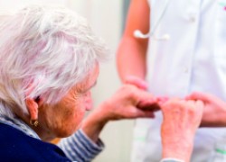 Болезнь Альцгеймера: как распознать и как помочь