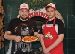 Итальянская пицца «Пепперони» в дровяной печи 