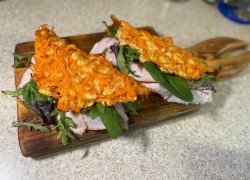 Морковно-сырная тортилья с карбонатом и руколой 