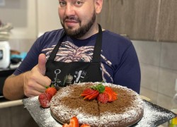 Насыпной шоколадный пирог с творогом и клубникой 