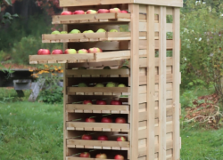 Самодельный стеллаж с выдвижными полками для хранения яблок 