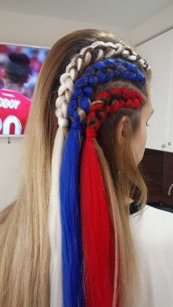 Покрасил волосы в российский флаг